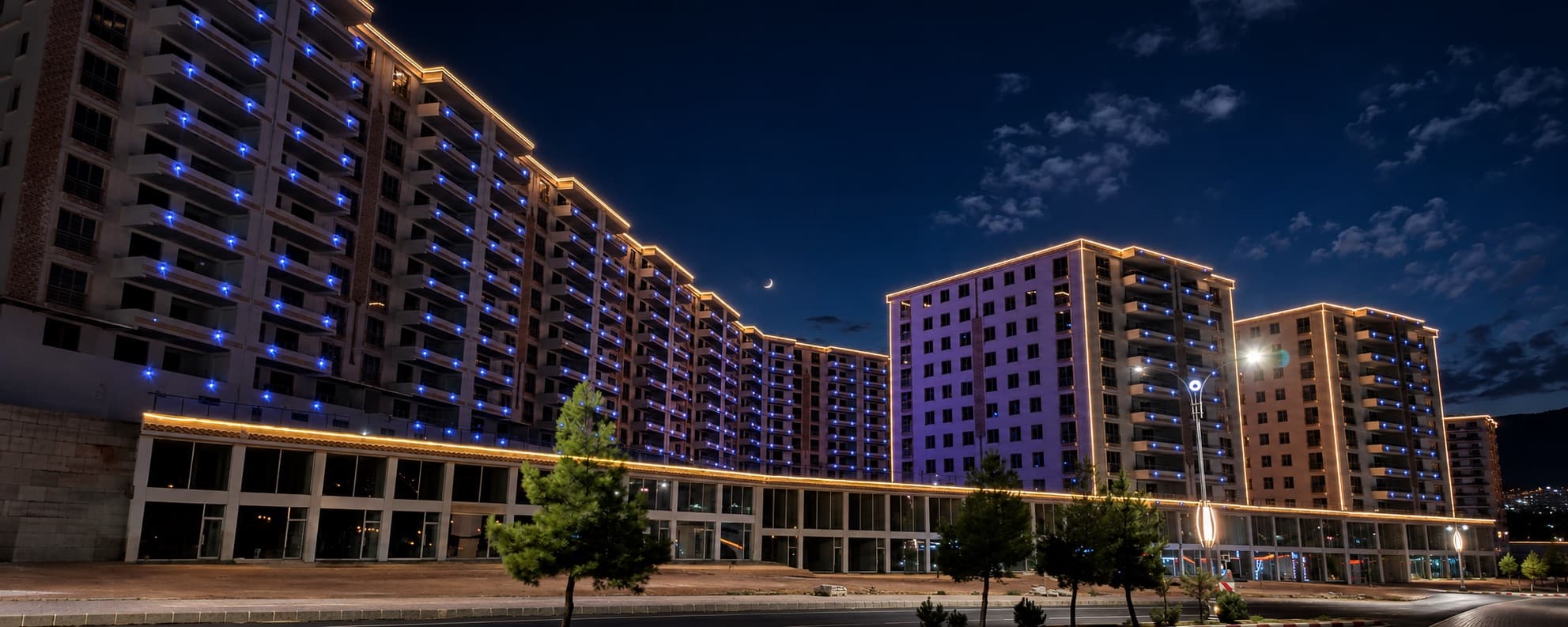Öztatlı Konutları — aydınlatılmış konut projesi gece görünümü